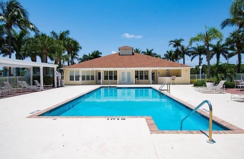Ocean Side Village Condo | Condo with all Essentials, Gym & Pool - Beachside