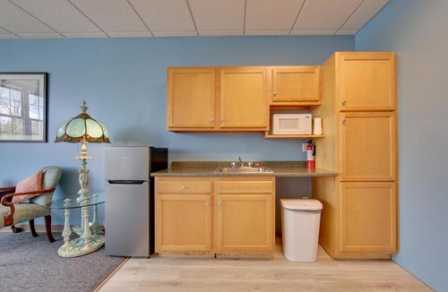 New Kensington Apartment | Conference Center & Pond: New Kensington Apartment