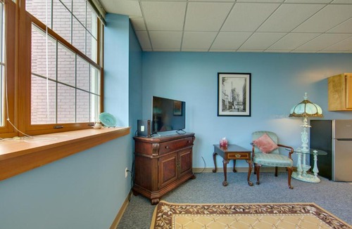 New Kensington Apartment | Conference Center & Pond: New Kensington Apartment