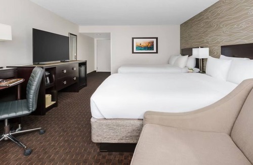 Phoenix Hotel | Convenient Phoenix Stay Near Airport with Pool and Free Shuttle 24/7
