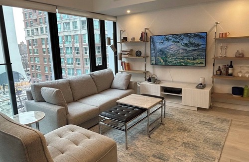Bloor-Yorkville Condo | Cool vibe In the heart of Toronto, best restaurants and trendy shopping.