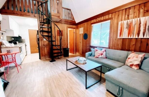 Vacation Village House | Coral Cottage-Pvt lake & pool access Near theme parks w/porch