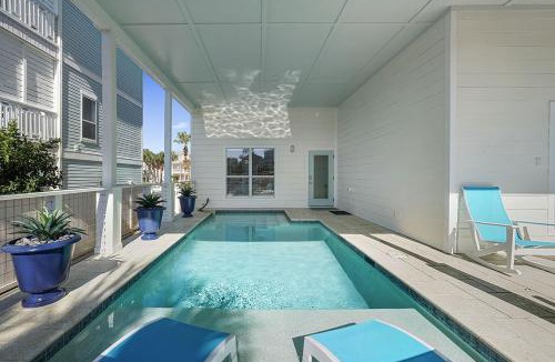 Crystal Shores House | Coral Shores - Huge Beach House with an Ocean View & Private Covered Pool