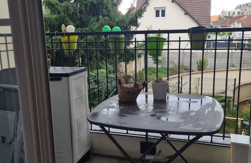Le Blanc-Mesnil Apartment | Cosy 2-bedroom apartment, parking available and 20 minutes by train from central Paris.
