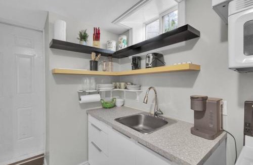 Lisgar House | Cosy Guest Suite Near Shops, Transit, Hwy and GO!