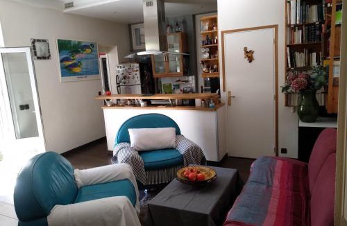 Neuilly-sur-Seine Apartment | cosy rare 2 bedroom apartment around a private garden