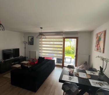 Magny-le-Hongre Apartment | Cosygreen77- Spacious apt with garden & parking, 7mns by car from Disneyland