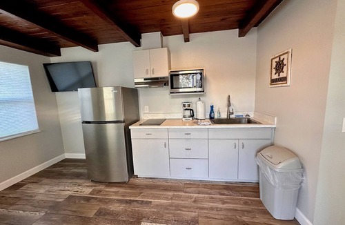 Tavares Cottage | Cottage 31: Hibiscus Hut - Waterfront Lodging in Downtown Tavares, FL