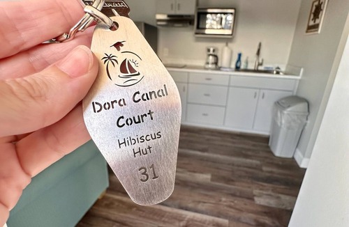 Tavares Cottage | Cottage 31: Hibiscus Hut - Waterfront Lodging in Downtown Tavares, FL