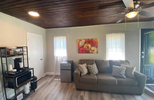 Auburndale Cottage | Cottage Apartment near Legoland/Peppa Pig
