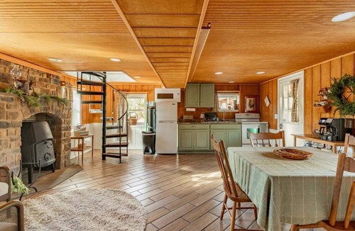 Jonestown Cottage | Cottage by the Creek *Hot tub*waterfront*kayaks*