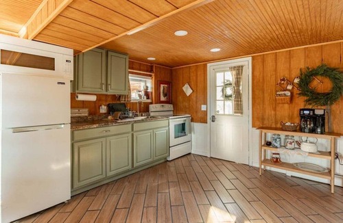 Jonestown Cottage | Cottage by the Creek *Hot tub*waterfront*kayaks*