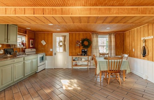 Jonestown Cottage | Cottage by the Creek *Hot tub*waterfront*kayaks*