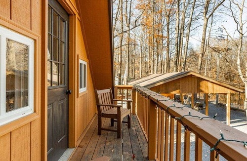 Jonestown Cottage | Cottage by the Creek *Hot tub*waterfront*kayaks*