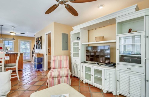 Key West House | Cottage by the Pool by AvantStay | w/Balcony, BBQ & Shared Pool!