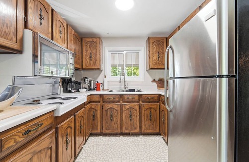 Bluewater Cottage | Cottage by the Sea | King Bed + Hot Tub + Walkable Winery