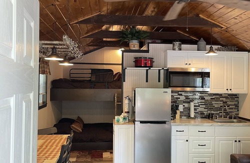 Central City Cabin | Country cabin 1. Minutes from Flight 93 Memorial/Mountain Ridge ATV Park.