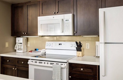 Oro-Medonte Apartment | Country Club Suite: King Bed, Jet-Tub, Pool, Gym
