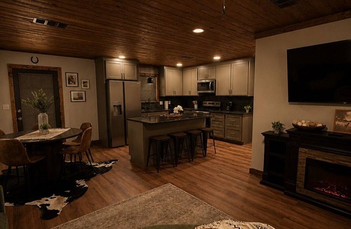 Madden House | Country home close to fair and casino!