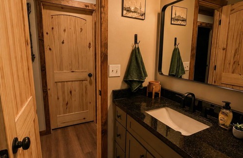 Madden House | Country home close to fair and casino!