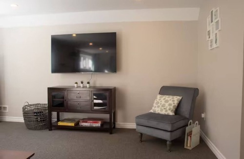 Guelph/Eramosa Bed & Breakfast | Country Oasis - King Bed w/Tempur-Pedic matress.
