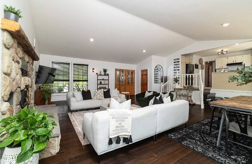 Gilbert Mills House | County gem centrally located w/fireplace & hot tub