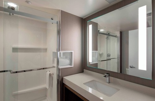 Auburndale Hotel | Courtyard by Marriott New York Queens/Fresh Meadows
