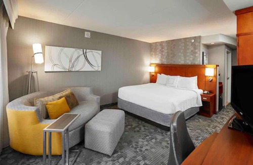 Steeles Industrial Hotel | Courtyard by Marriott Toronto Brampton
