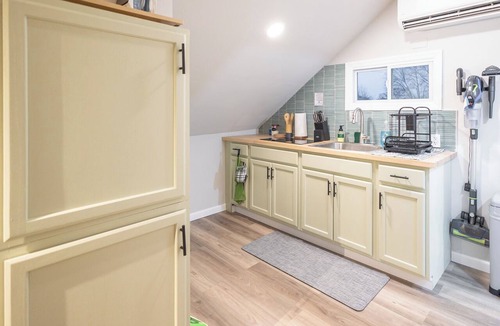 Hawthorne Apartment | Cozy 1 Bed, In-Unit Laundry, Pets, Parking, Fios, Safe, Quiet, Bidet