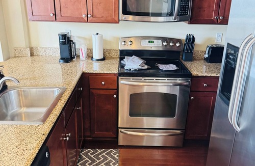 Central Business District Apartment | Cozy 1-bedroom apartment in amazing New Orleans with AC, fitness room