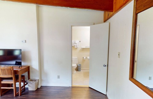Hamilton Hotel | Cozy 1-bedroom hotel room in serene Hamilton - #305 Mohawk