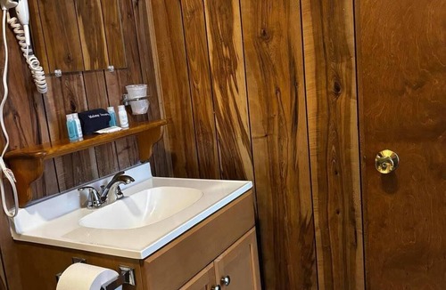 West Eaton Hotel | Cozy 1-bedroom hotel room in soothing Hamilton - #313 Gilbreth