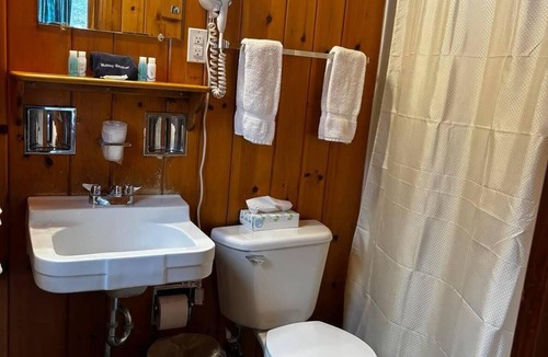West Eaton Hotel | Cozy 1-bedroom hotel room in beautiful Hamilton - #316 Chenango