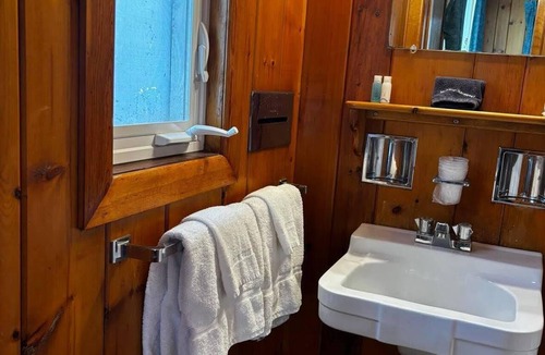 Hamilton Hotel | Cozy 1-bedroom hotel room in beautiful Hamilton - #318 Chenango