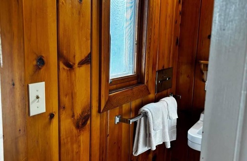 Hamilton Hotel | Cozy 1-bedroom hotel room in fantastic Hamilton - #320 Shenandoah