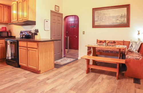 Mercer House | Cozy 1850s Home by Brewery, Waterfall, & Shopping Outlets, NEW