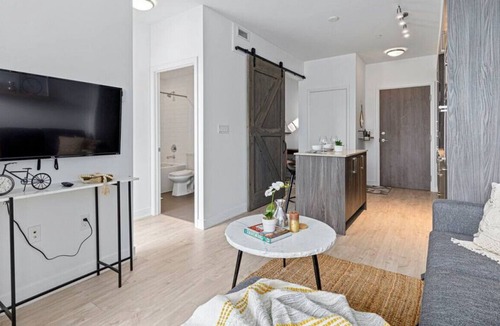 Wellington Place Condo | Cozy 1BR plus den Condo Steps away to Rogers Ctr and MTCC