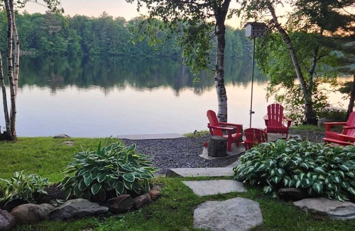 Georgian Bay Cottage | Cozy 2 bedroom Muskoka Lakefront Cottage. Western Sunset,Hot Tub,EV Charger,WiFi