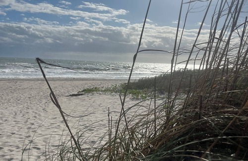 Cocoa Beach Resort | Cozy 2-bedroom resort in charming Cocoa Beach with AC, WiFi