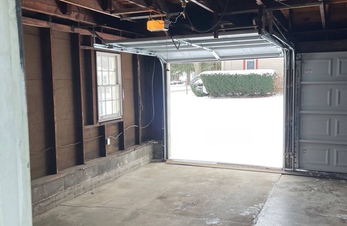 Salem Apartment | Cozy 2 beds, 1 Sofa bed, Apartment with Garage in Charming Salem.
