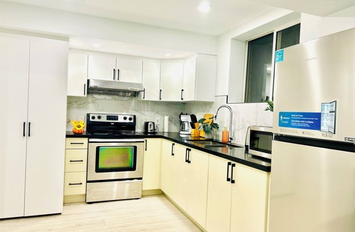 Central Erin Mills Apartment | Cozy 2 BR suite close to Airport,Crdt V hosptl in a hilly setting in Mississauga