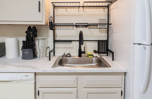 South Side Slopes Apartment | Cozy 2BR Holiday Season Getaway w/Great View! Close to Downtown and Oakland