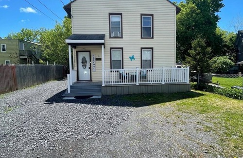 Utica House | Cozy 2BR in Utica/Smart Lock Parking Fast WiFi