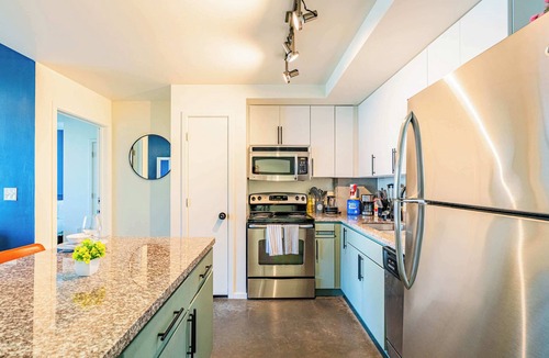 Evans Churchill Apartment | Cozy 2BR Near DT with Balcony Gym Pool Parking WD