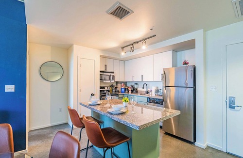 Evans Churchill Apartment | Cozy 2BR Near DT with Balcony Gym Pool Parking WD