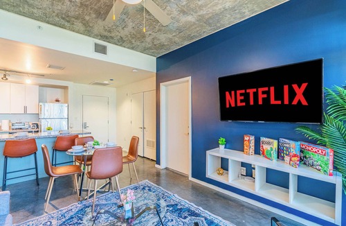 Evans Churchill Apartment | Cozy 2BR Near DT with Balcony Gym Pool Parking WD