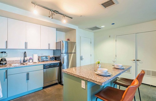 Evans Churchill Apartment | Cozy 2BR Near DT with Balcony Gym Pool Parking WD