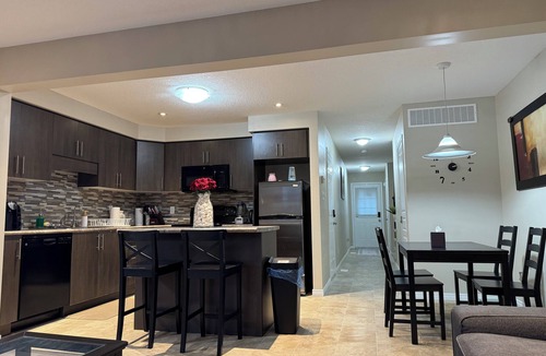 Grand River South House | Cozy 3 Bedroom 2.5 bathroom house