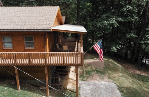 Loysville Cabin | Cozy 3-bedroom cabin with a spacious wrap around deck located in landisburg pa