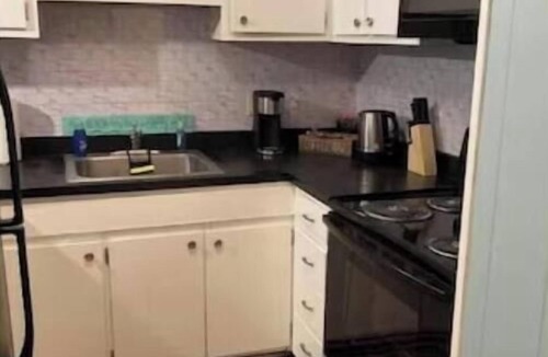 Caine Woods Apartment | Cozy 3 beds with Pool ,Balcony and walk to the beach